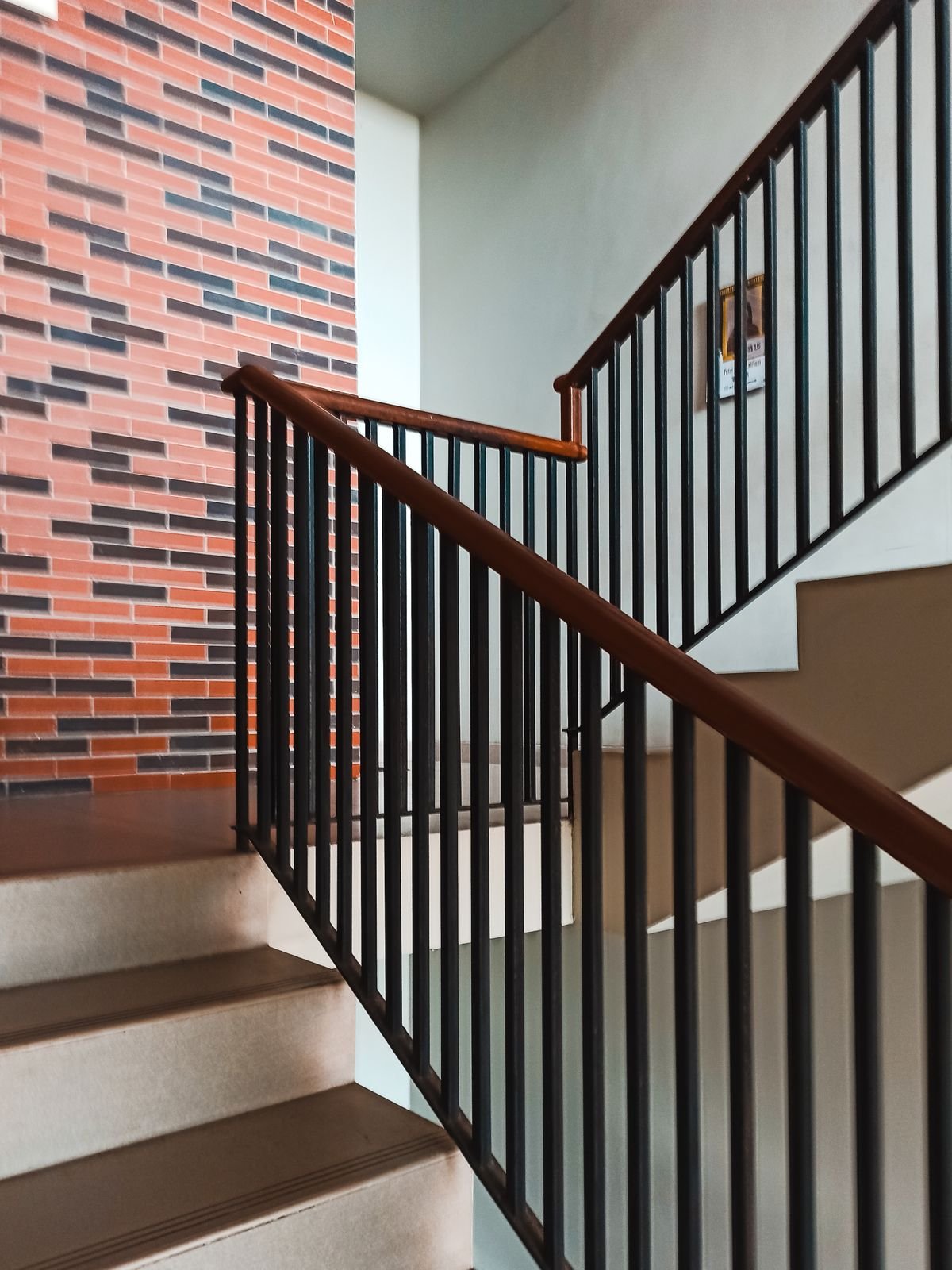Cage d'escalier en pierre nettoyée dans une copropriété des Chartrons